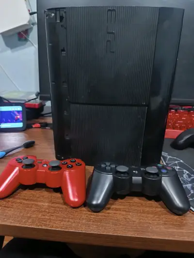 Consola PS3 con dos controles inalámbricos - miniatura 1