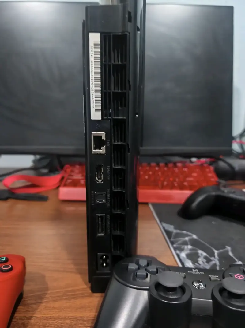 Consola PS3 con dos controles inalámbricos - 2