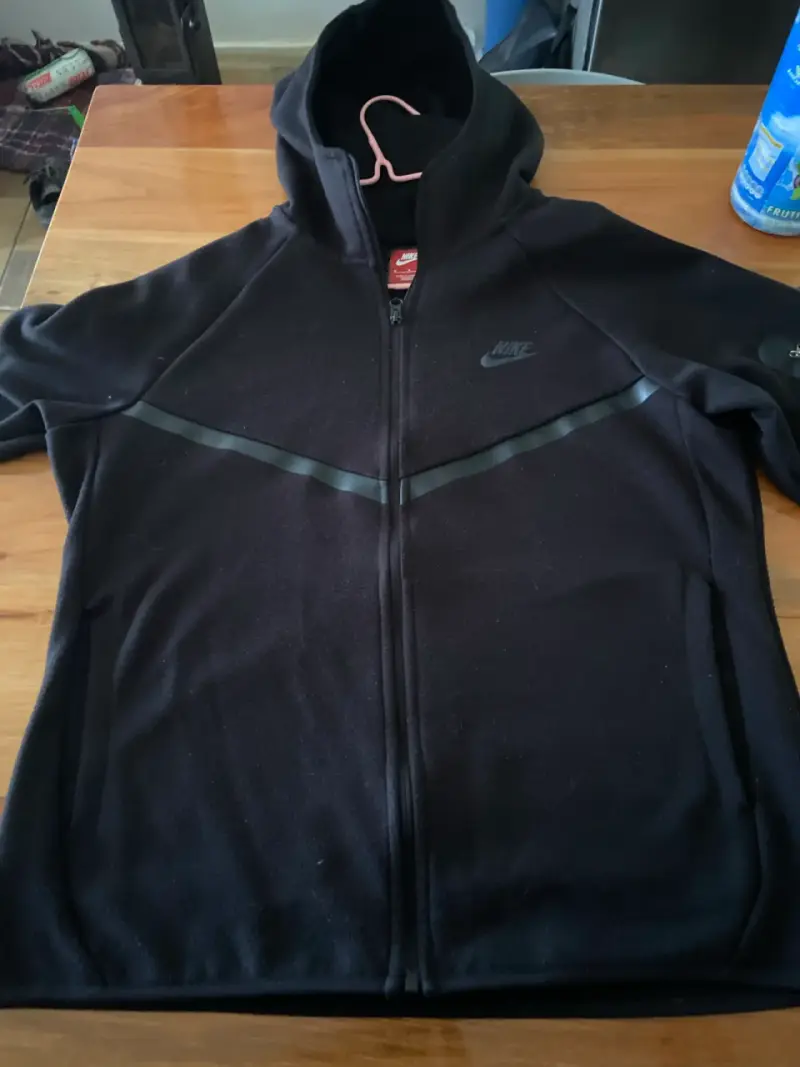 Polerón Nike negro se permuta - 1