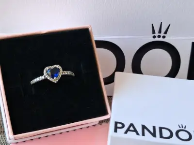 Anillo de plata con corazón de cristal Pandora - miniatura 4