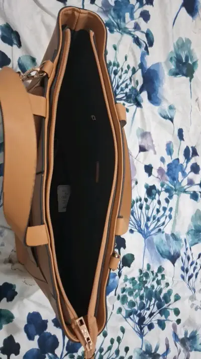 Bolso tote grande color camel con bolsillos - miniatura 3