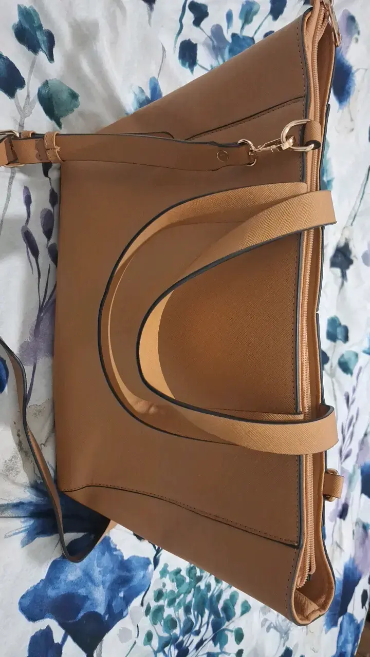 Bolso tote grande color camel con bolsillos - 5