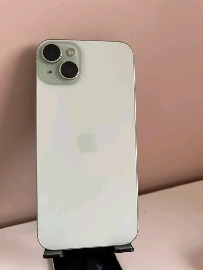 iPhone 15 plus en buen estado color verde agua - 1