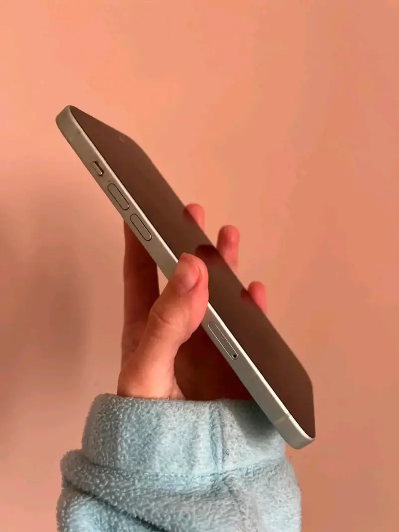 iPhone 15 plus en buen estado color verde agua - 2