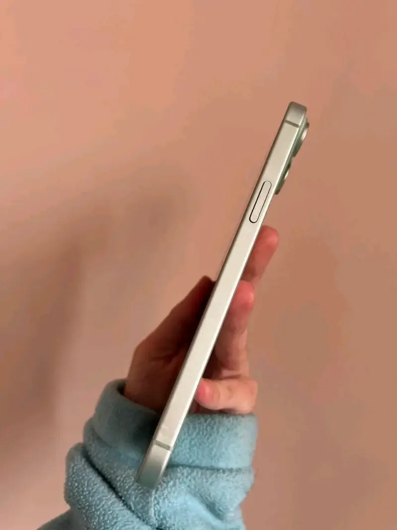 iPhone 15 plus en buen estado color verde agua - 3