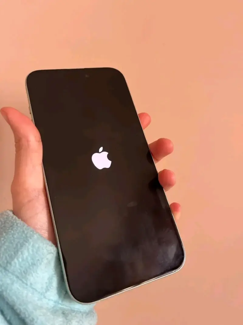 iPhone 15 plus en buen estado color verde agua - 4