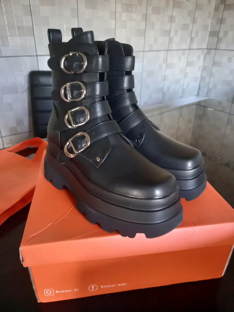 Botines negros con hebillas estilo punk