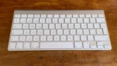 Teclado Inalámbrico Apple con Bluetooth - miniatura 1