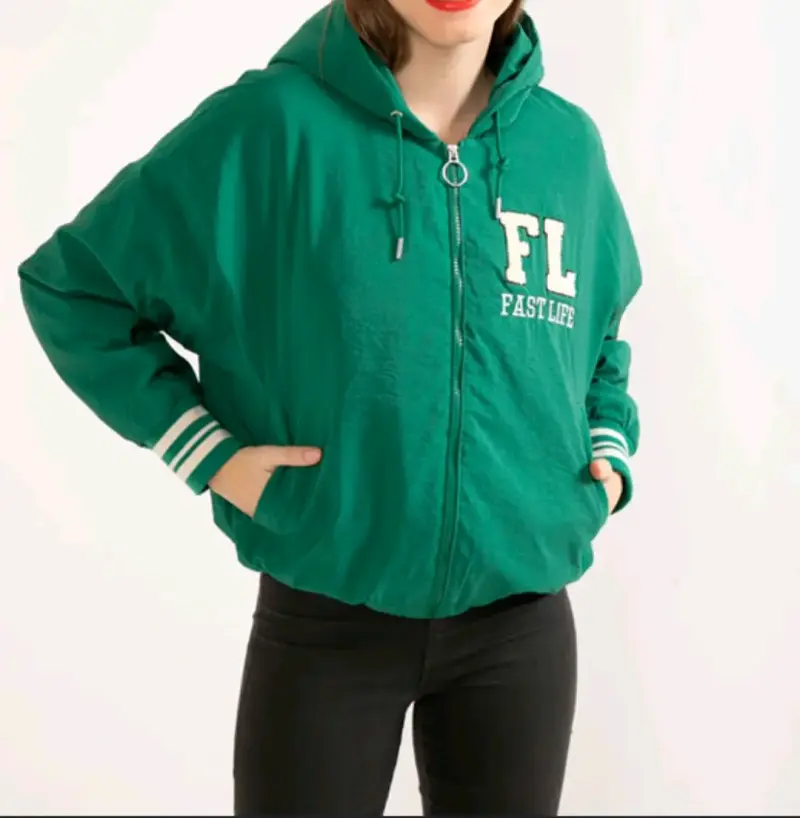 Chaqueta tipo cortaviendo verde