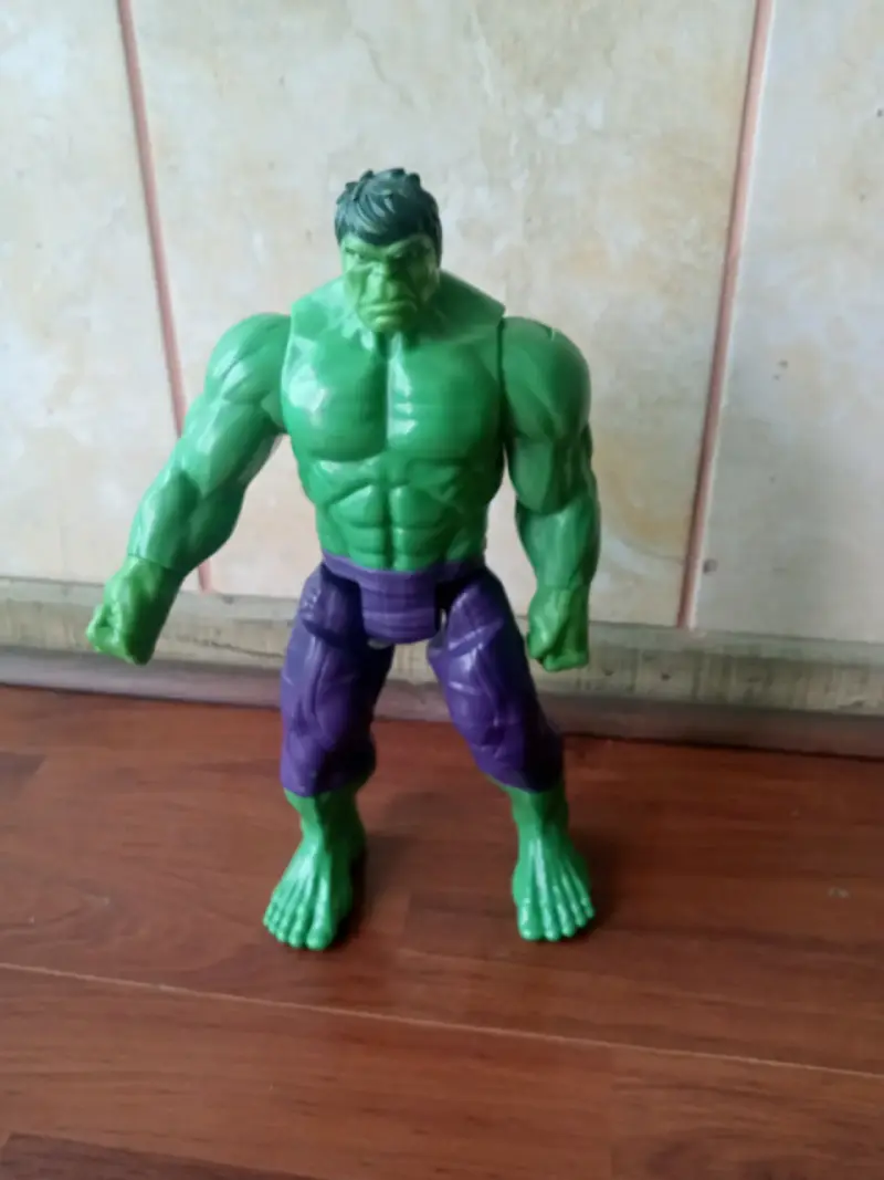 Figura de acción Hulk verde y púrpura