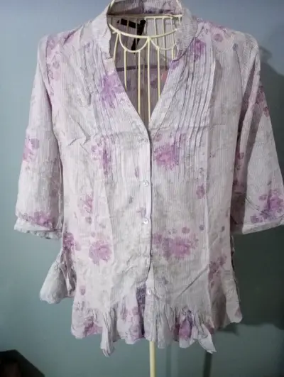 Blusa de mujer con estampado floral en tonos lilas - miniatura 1