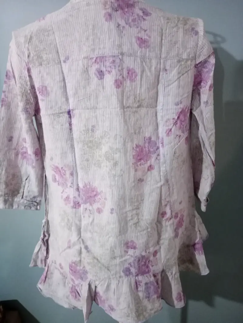Blusa de mujer con estampado floral en tonos lilas - 2