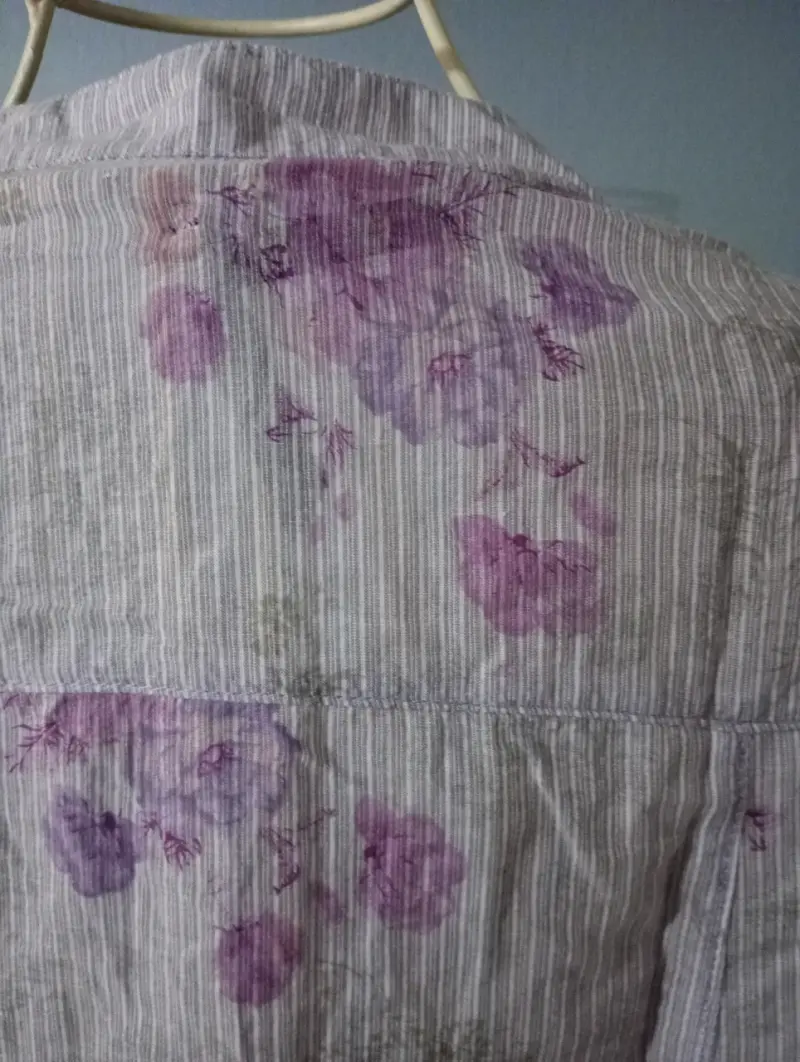 Blusa de mujer con estampado floral en tonos lilas - 3