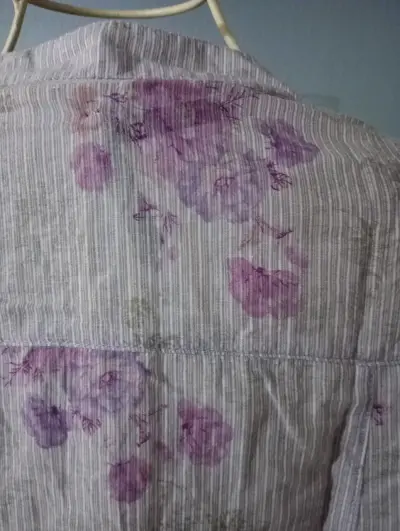 Blusa de mujer con estampado floral en tonos lilas - miniatura 3