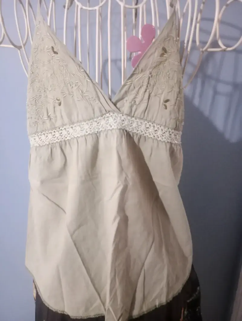 Blusa sin mangas beige con bordado floral - 1