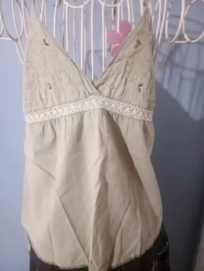 Blusa sin mangas beige con bordado floral - miniatura 1
