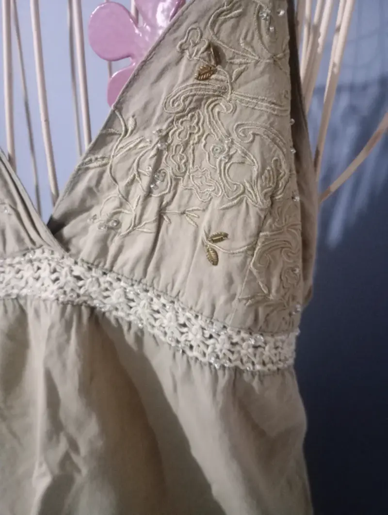 Blusa sin mangas beige con bordado floral - 2