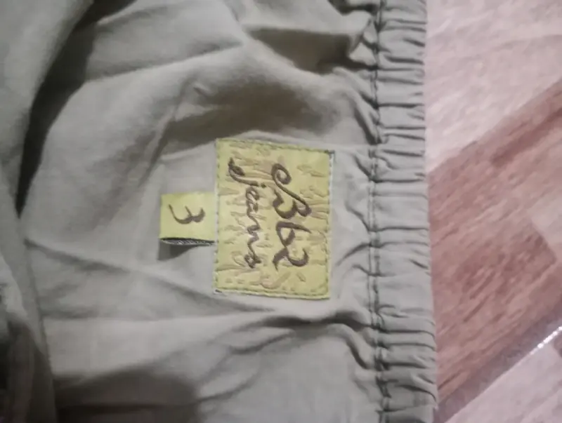 Blusa sin mangas beige con bordado floral - 3