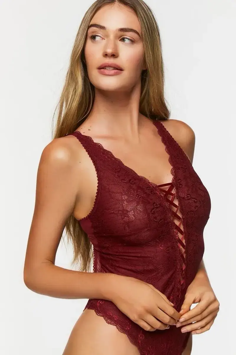 Body de encaje burdeos con diseño cruzado