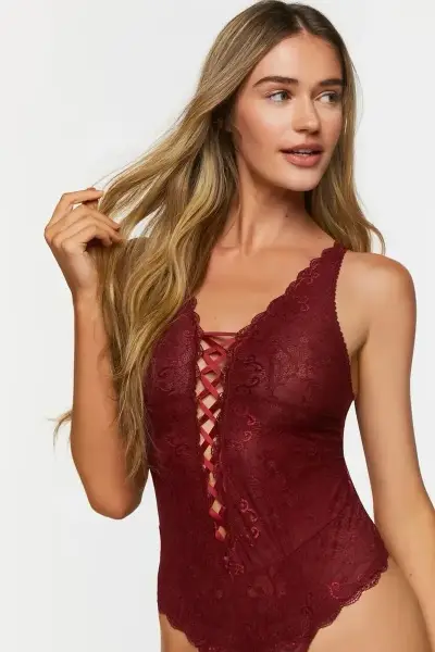 Body de encaje burdeos con diseño cruzado - miniatura 2