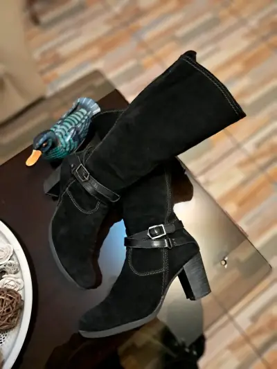 Botas negras de gamuza con hebilla Tamaris - miniatura 1