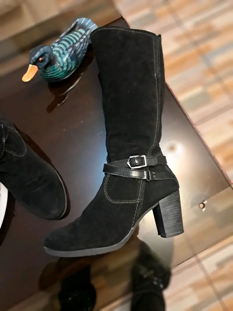 Botas negras de gamuza con hebilla Tamaris - 2