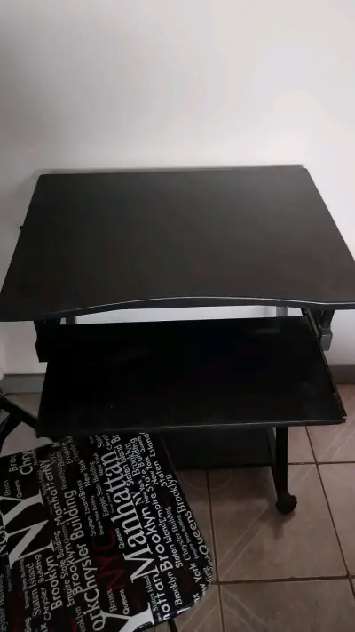 Mesa Plegable Negra con Silla Estilo Manhattan - miniatura 3