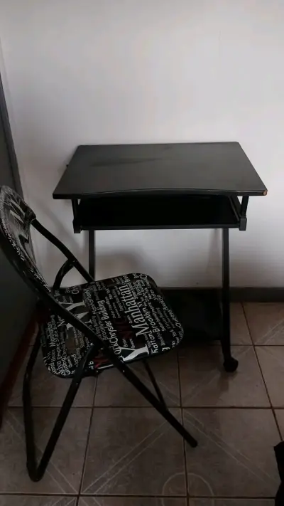 Mesa Plegable Negra con Silla Estilo Manhattan - miniatura 5