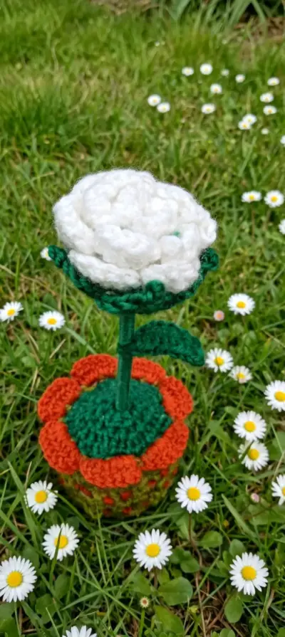 Flor decorativa tejida a crochet en maceta - miniatura 3