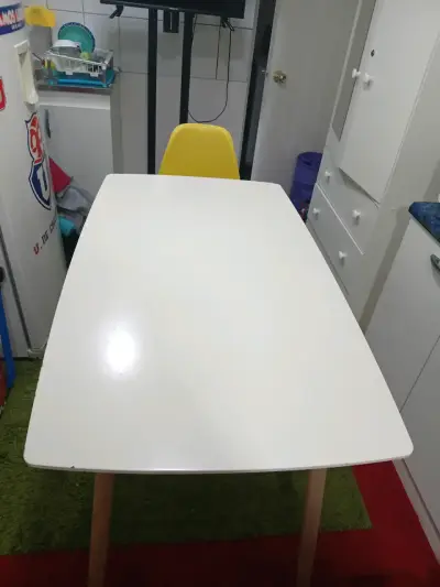 Mesa blanca de comedor con silla amarilla - miniatura 1