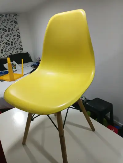 Mesa blanca de comedor con silla amarilla - miniatura 2
