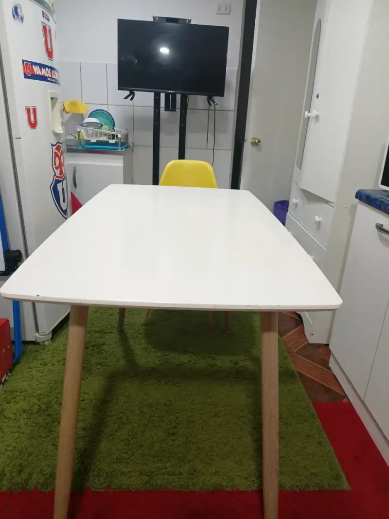 Mesa blanca de comedor con silla amarilla - 3