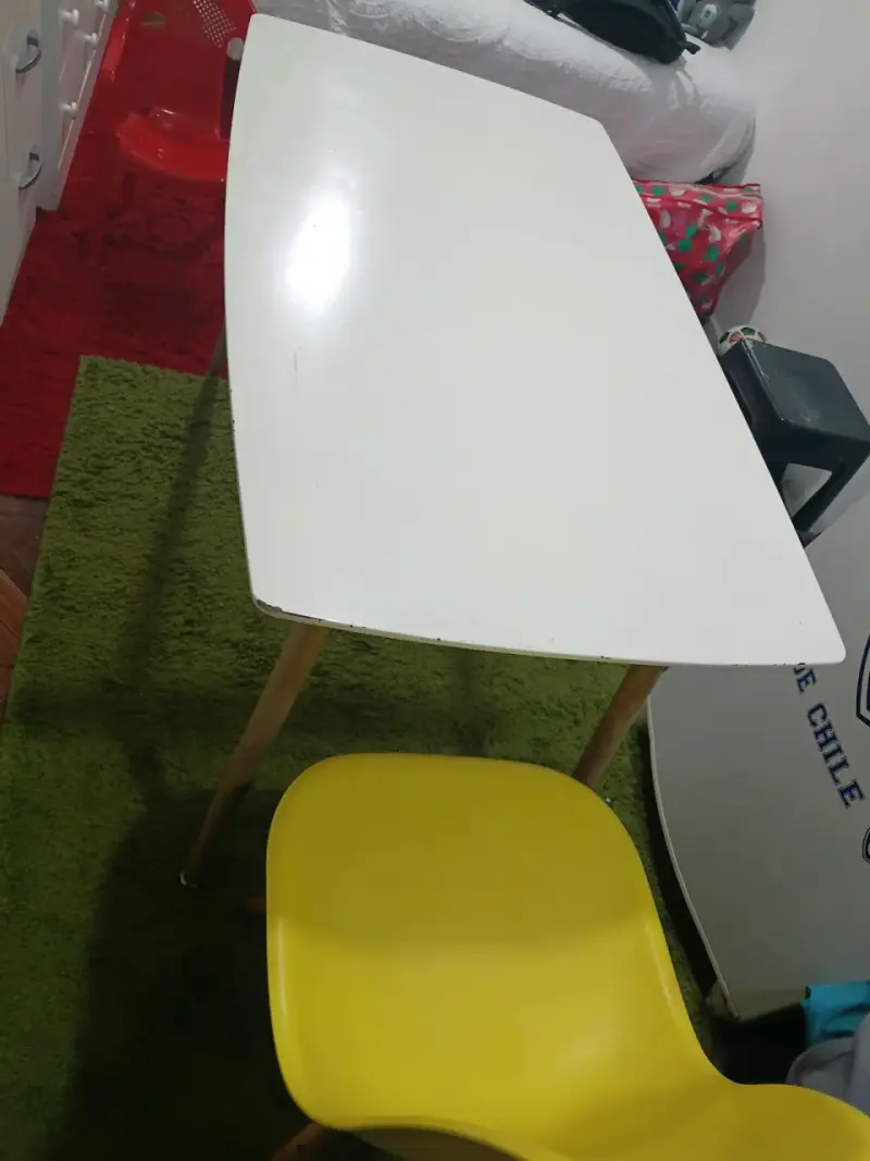 Mesa blanca de comedor con silla amarilla - 4