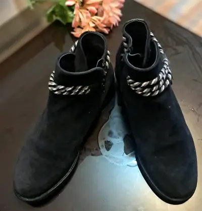 Botines negros de gamuza con detalle de cuerda - miniatura 1