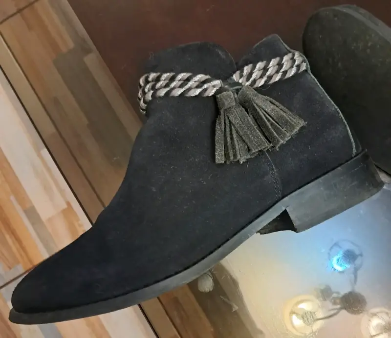 Botines negros de gamuza con detalle de cuerda - 2
