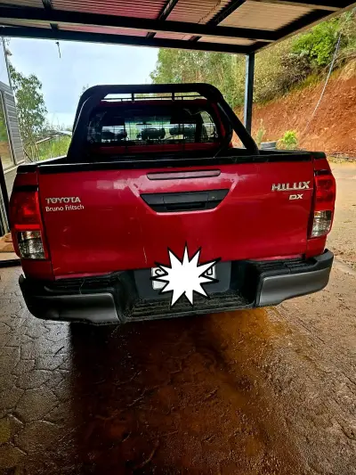 Toyota Hilux DX 2018 en buen estado - miniatura 2