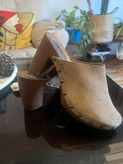 Zuecos de cuero marrón con tacón medio - miniatura 1