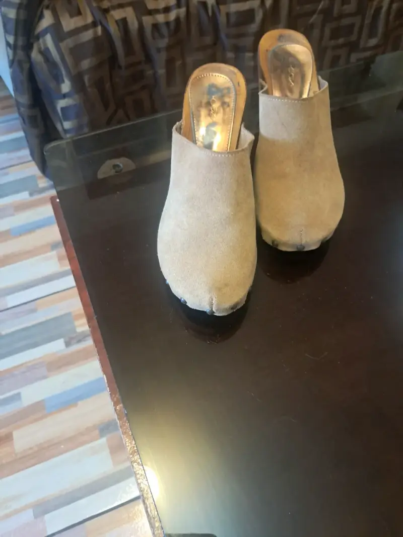 Zuecos de cuero marrón con tacón medio - 2