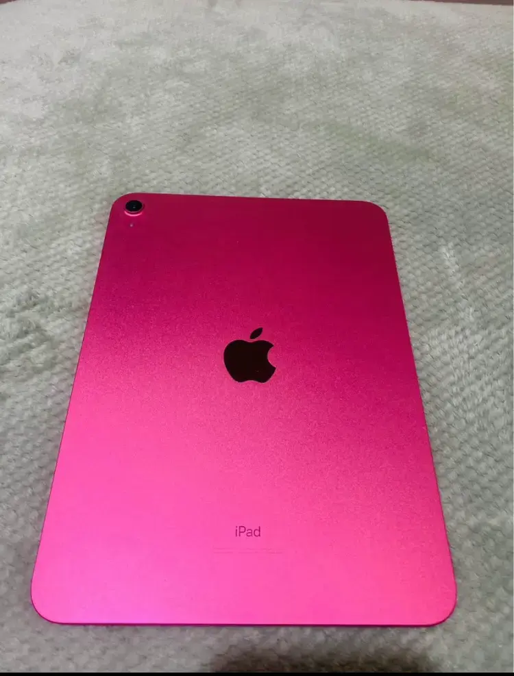 iPad rosa con Apple Pencil y cargador - 1