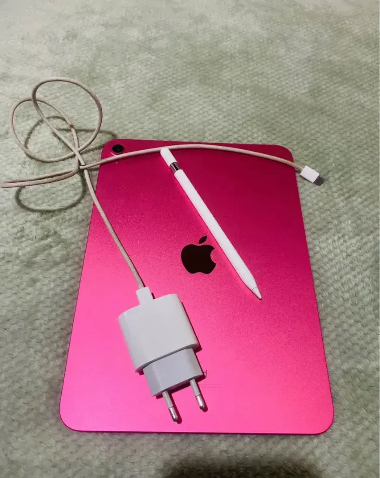 iPad rosa con Apple Pencil y cargador - 2