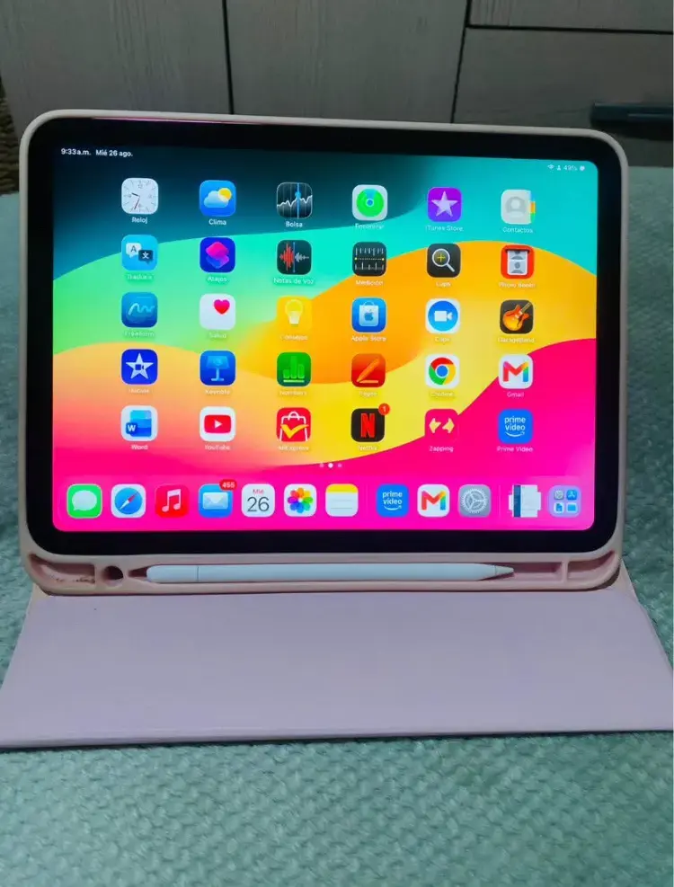 iPad rosa con Apple Pencil y cargador - 3
