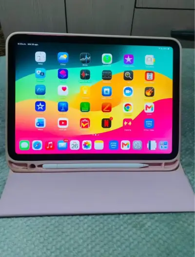 iPad rosa con Apple Pencil y cargador - miniatura 3