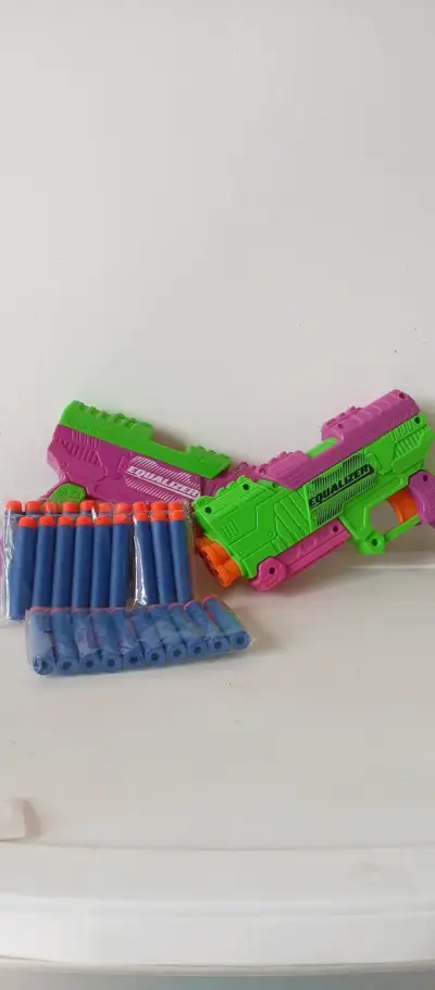 Pistolas de juguete con dardos de espuma - miniatura 2