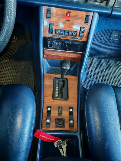 Auto clásico Mercedes-Benz en buen estado - miniatura 4