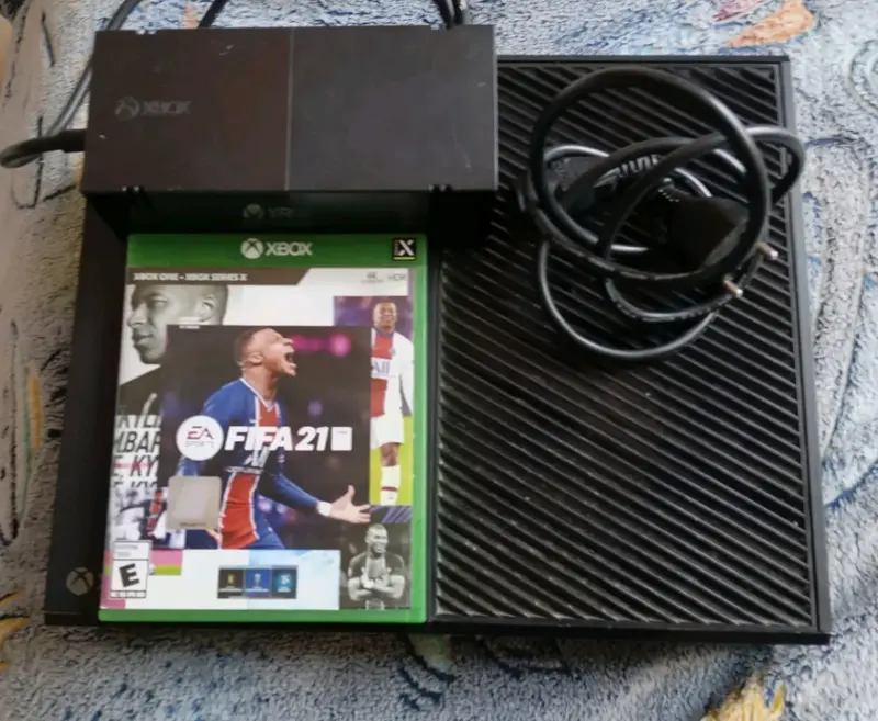 Consola Xbox One con FIFA 21 y accesorios - 1