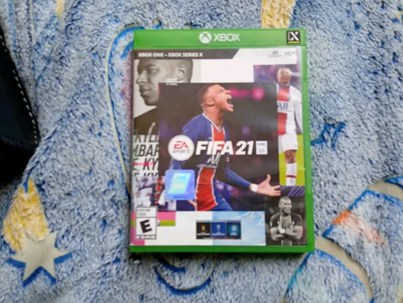 Consola Xbox One con FIFA 21 y accesorios - 3
