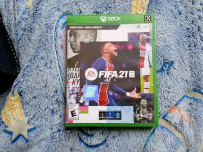 Consola Xbox One con FIFA 21 y accesorios - miniatura 3
