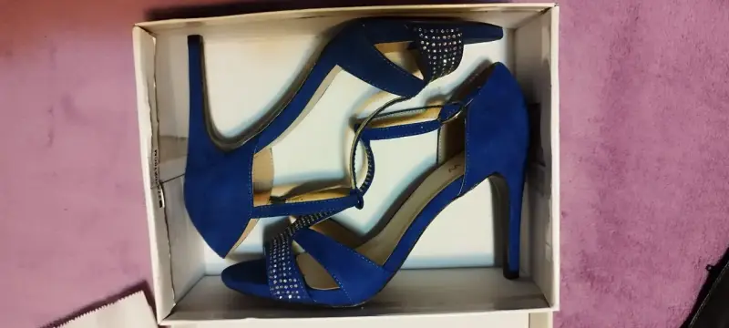 Zapatos de tacón azul con detalles brillantes - 1