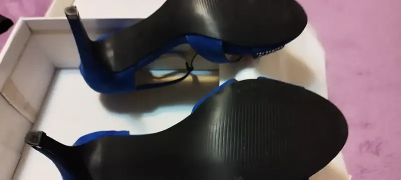 Zapatos de tacón azul con detalles brillantes - 3