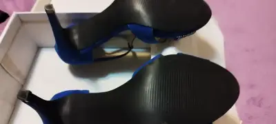 Zapatos de tacón azul con detalles brillantes - miniatura 3